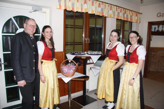 Paul Traxler mit den Marketenderinnen