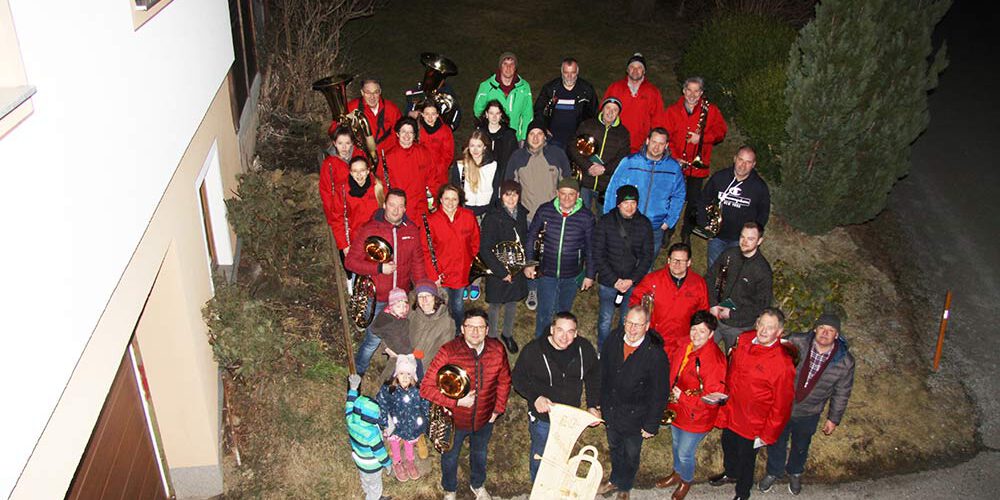 Geburtstagsständchen Musiker*innen beim Geburtstagsständchen zum 50er von Manfred Reisinger