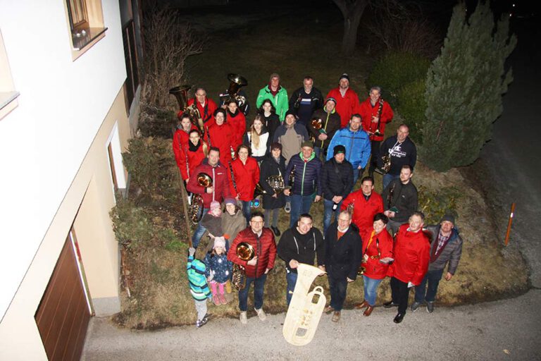 Musiker*innen beim Geburtstagsständchen zum 50er von Manfred Reisinger