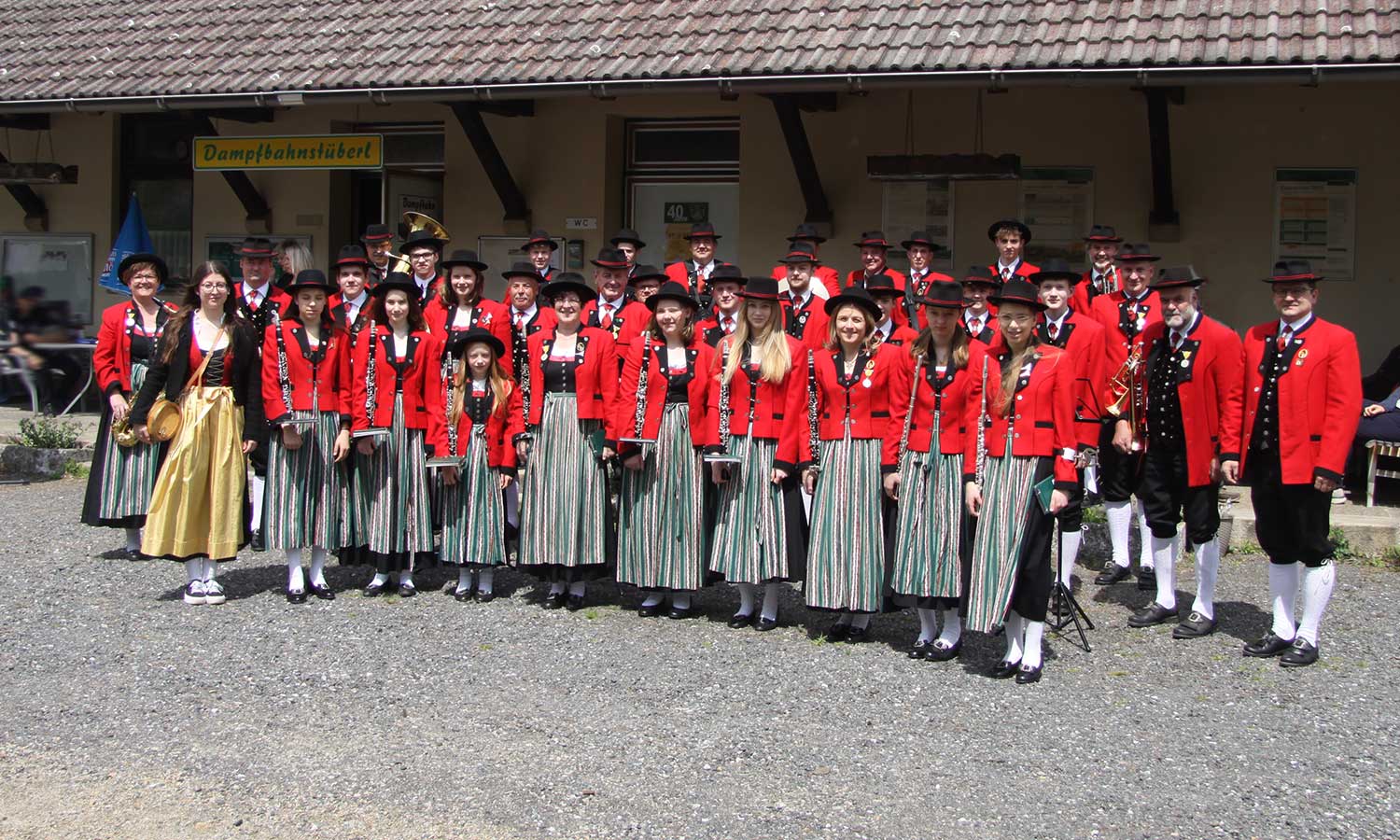 Musiker*innen am Bahnhof