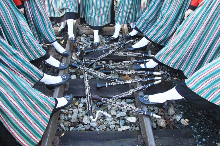 Klarinetten auf Bahngleisen