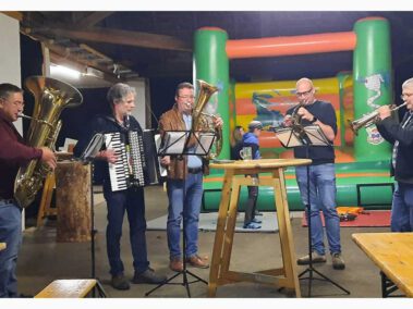Tanzlmusik spielt bei der Geburtstagsfeier auf.