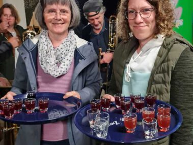 Helga und Melanie mit Begrüßungsstampe