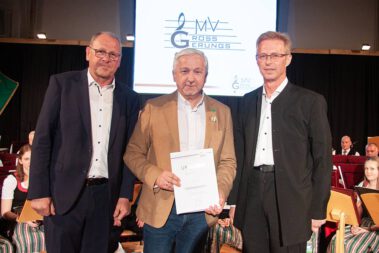 Silberne Förderernadel für Fritz Weber (c) Petra Reisinger