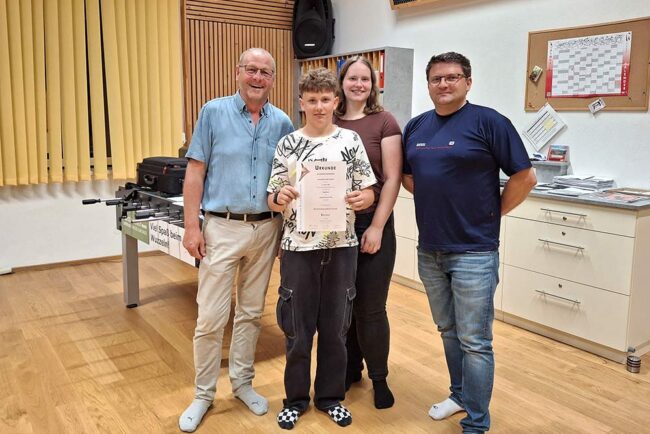 Abzeiche in Bronze WeissingerAlexander Alexander Weissinger wir das Leistungsabzeichen in Bronze überreicht.