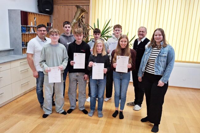 Gruppe mit den MusikerInnen, die ein Leistungsabzeichen erfolgreicht absolviert haben.