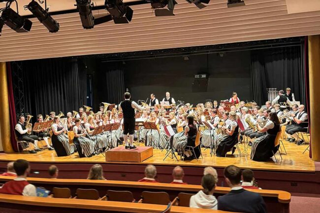 Die Musikerinnen und Musiker des Musikverein Groß Gerungs auf der Bühne im Stadtsaal Zwettl bei der Konzertwertung 2025.