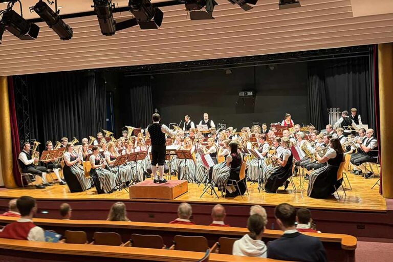 Die Musikerinnen und Musiker des Musikverein Groß Gerungs auf der Bühne im Stadtsaal Zwettl bei der Konzertwertung 2025.