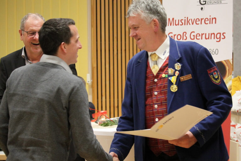 Paul Traxler und Martin Hausleitner bei der Ehrung von Michael Katzenschlager