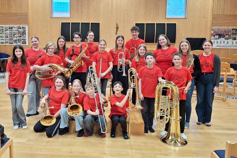 Gruppenfoto des Juniororchester mit 19 MusikerInnen.