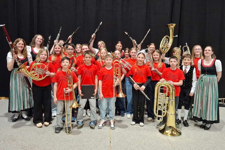 Eine Gruppe junger MusikerInnen - das Juniororchester des Musikverein Groß Gerungs