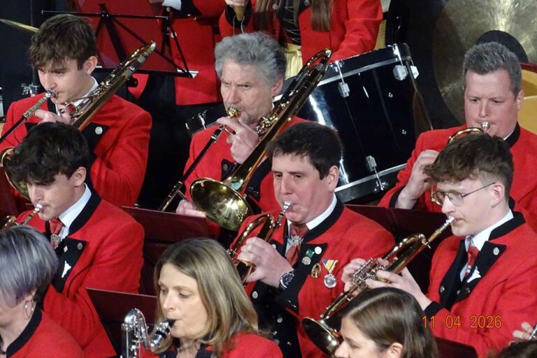 Mehrere MusikerInnen an ihren Instrumenten während des Frühlingskonzertes.