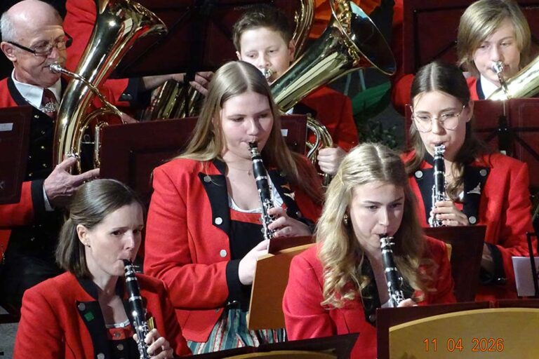 Mehrere MusikerInnen an ihren Instrumenten während des Frühlingskonzertes.