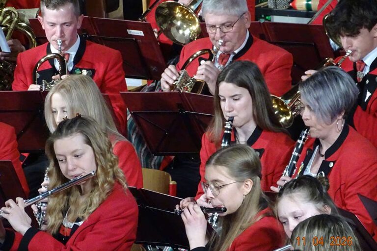 Mehrere MusikerInnen an ihren Instrumenten während des Frühlingskonzertes.
