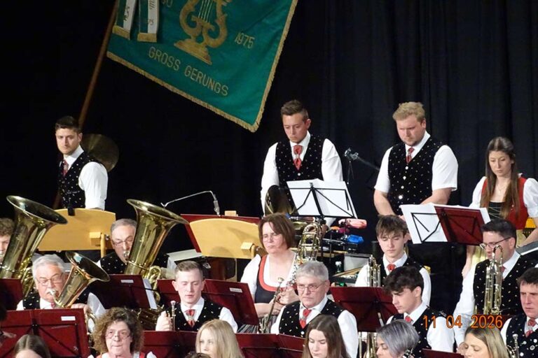 Mehrere MusikerInnen während des Frühlingskonzertes