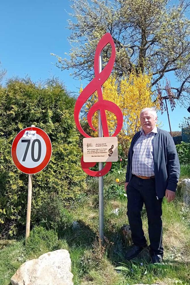 70er Reisinger Franz Reisinger Franz mit dem für ihn aufgestellten großen Noteschlüssel und er 70er Tafel