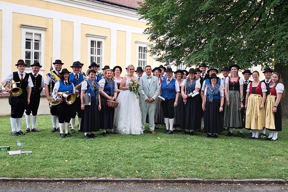 Hochzeit Bernhard und Sandra Viele Musiker und Musikerinnen und im Vordergrund das Brautpaar