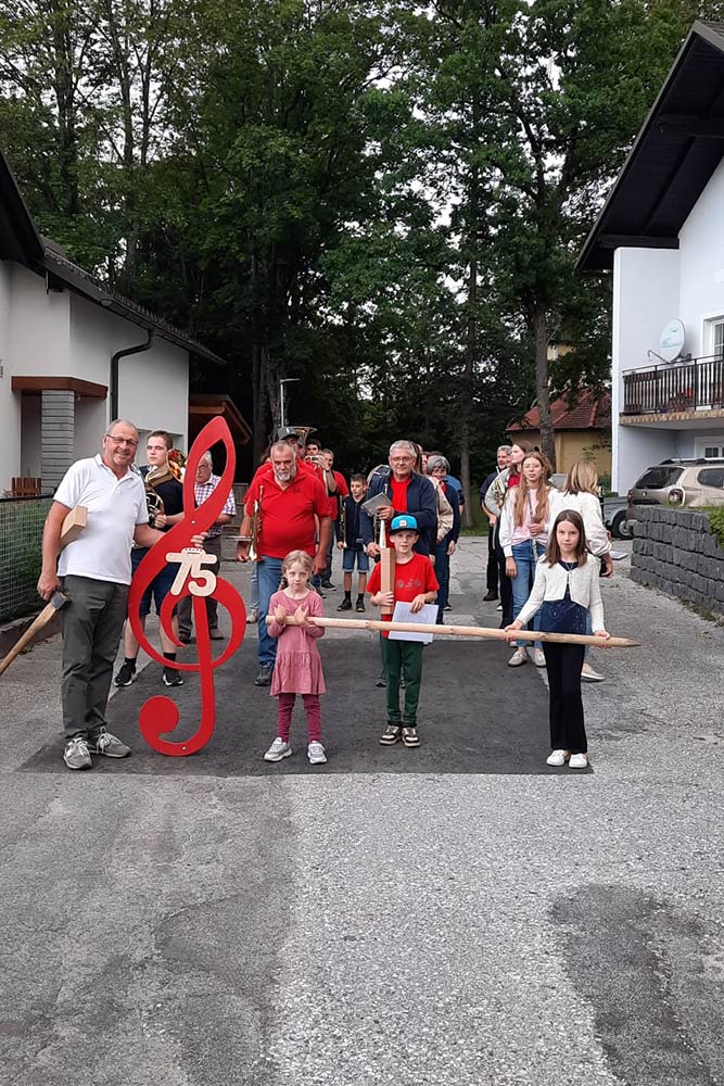 Musikerinnen und Musiker beim Aufmarsch zum Geburtstagsständchen.
