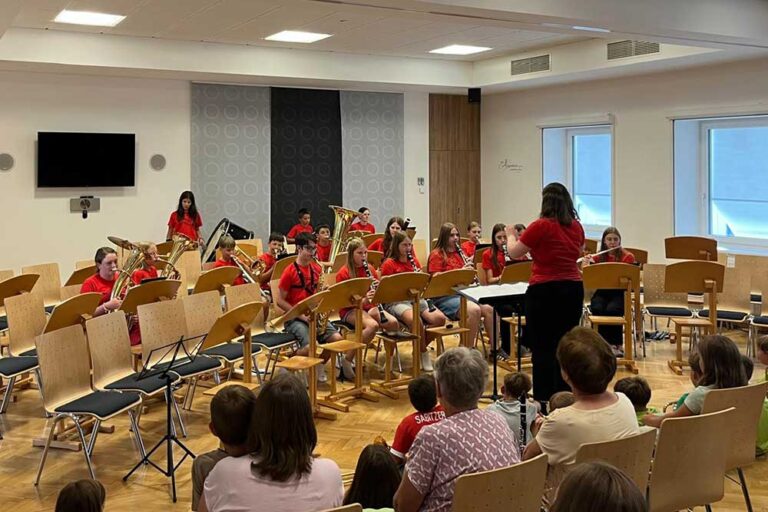 Mehrer junge Personen mit Instrumenten beim Abschlusskonzerts der Bläserklasse und des Jugendorchesters