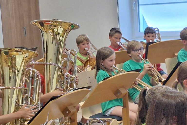 Mehrer junge Personen mit Instrumenten beim Abschlusskonzerts der Bläserklasse und des Jugendorchesters