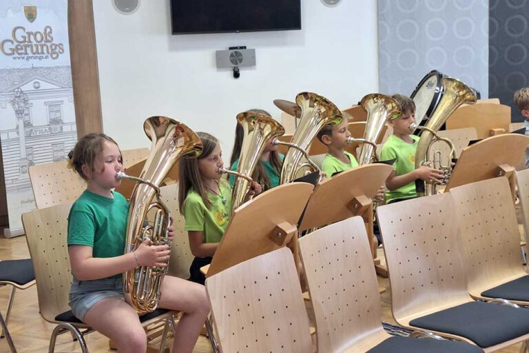 Mehrer junge Personen mit Instrumenten beim Abschlusskonzerts der Bläserklasse und des Jugendorchesters