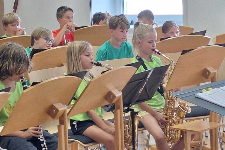 Mehrer junge Personen mit Instrumenten beim Abschlusskonzerts der Bläserklasse und des Jugendorchesters