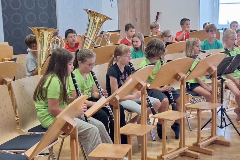 Mehrer junge Personen mit Instrumenten beim Abschlusskonzerts der Bläserklasse und des Jugendorchesters