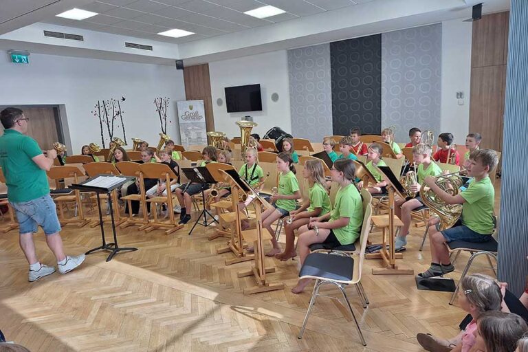 Mehrer junge Personen mit Instrumenten beim Abschlusskonzerts der Bläserklasse und des Jugendorchesters