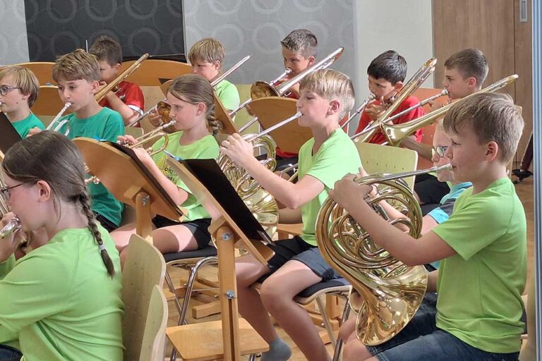 Mehrer junge Personen mit Instrumenten beim Abschlusskonzerts der Bläserklasse und des Jugendorchesters