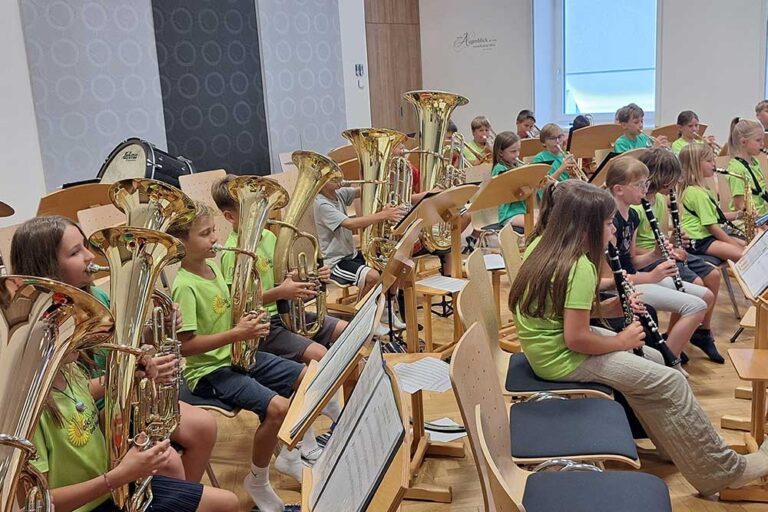 Mehrer junge Personen mit Instrumenten beim Abschlusskonzerts der Bläserklasse und des Jugendorchesters
