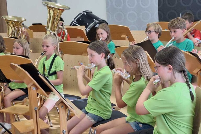 Mehrer junge Personen mit Instrumenten beim Abschlusskonzerts der Bläserklasse und des Jugendorchesters