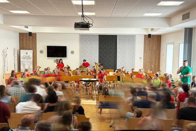 JuniorAbschluss-22 Mehrer junge Personen mit Instrumenten beim Abschlusskonzerts der Bläserklasse und des Jugendorchesters
