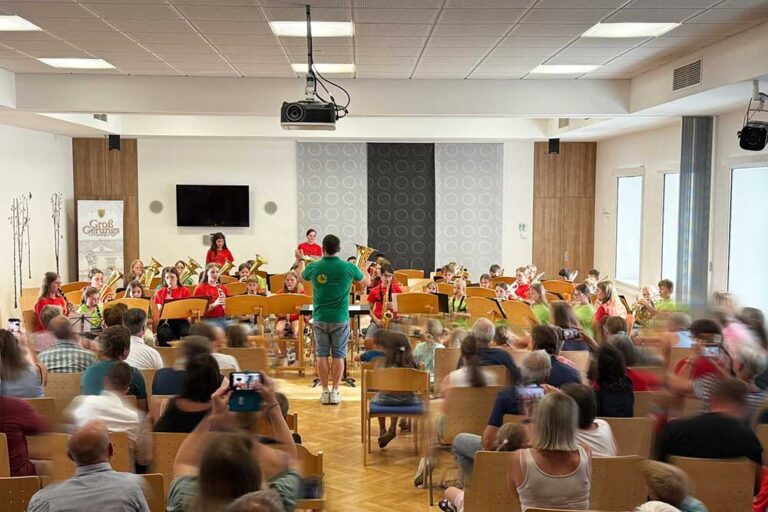 Mehrer junge Personen mit Instrumenten beim Abschlusskonzerts der Bläserklasse und des Jugendorchesters