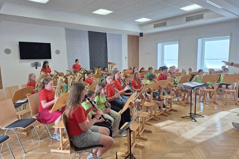 Mehrer junge Personen mit Instrumenten beim Abschlusskonzerts der Bläserklasse und des Jugendorchesters