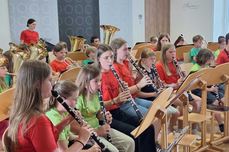 Mehrer junge Personen mit Instrumenten beim Abschlusskonzerts der Bläserklasse und des Jugendorchesters