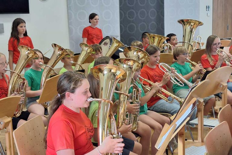 Mehrer junge Personen mit Instrumenten beim Abschlusskonzerts der Bläserklasse und des Jugendorchesters