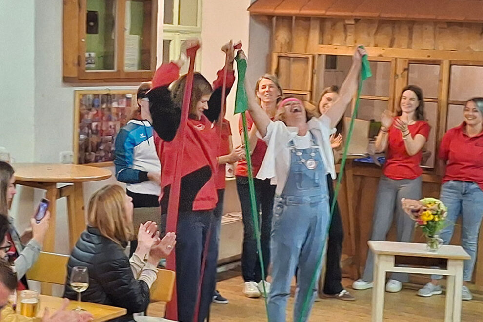 Zwei Damen mit Gymnastikbändern