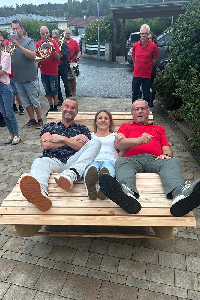 3 Personen auf einer Holzliege