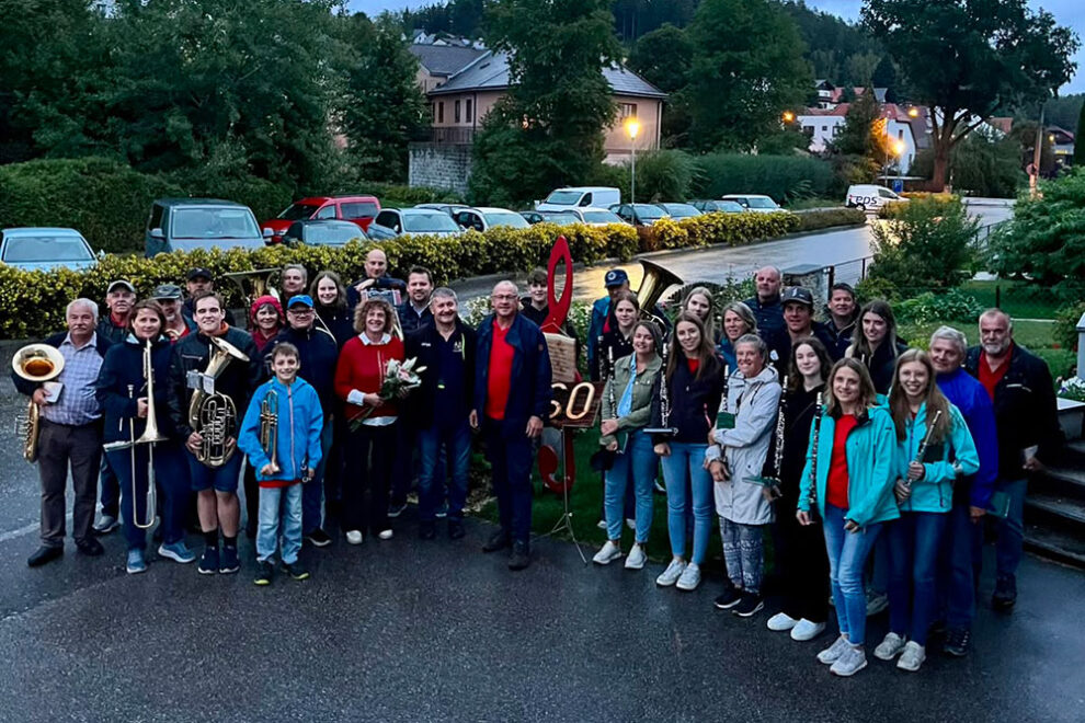 eine Gruppe von MusikerInnen mit dem Geburtstagsjubilar in der Mitte