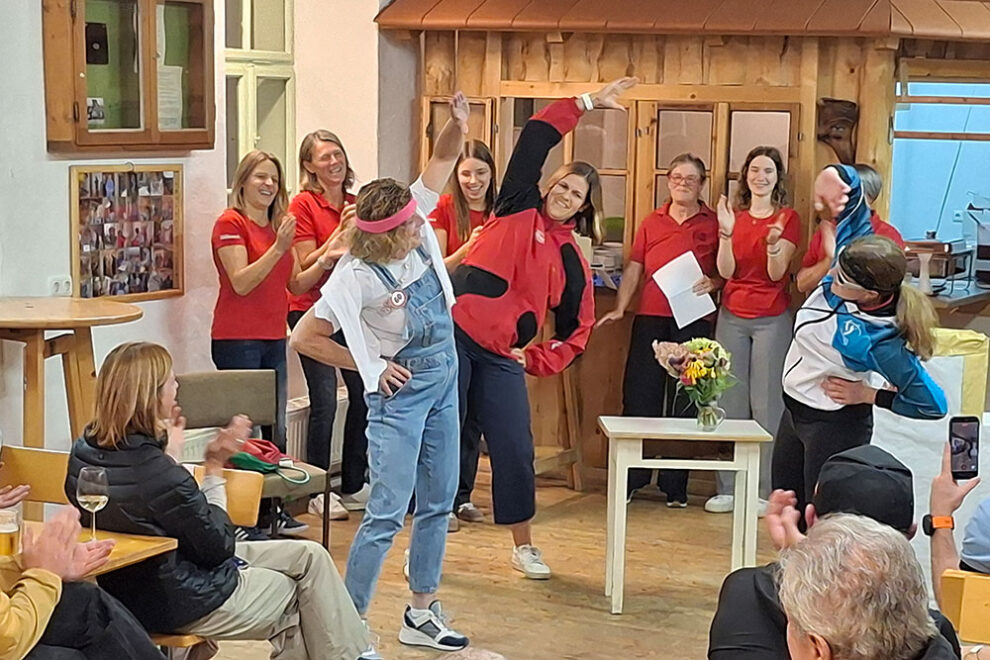3 Damen beim Turnen